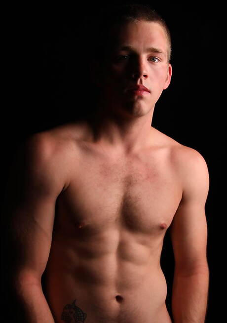 Sterke stier Crew wordt naakt en laat hete kont zien