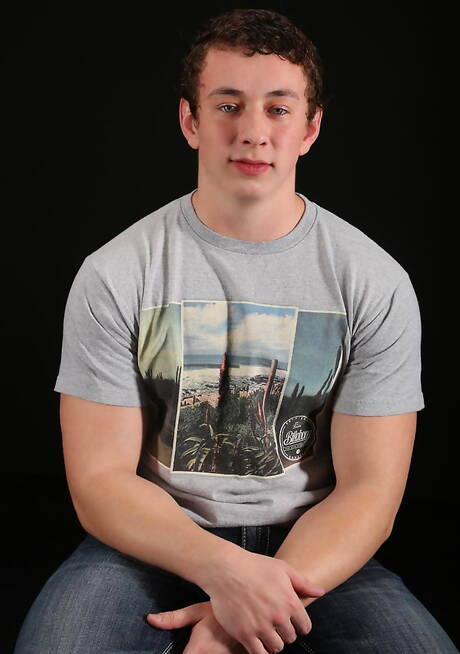 Muskularny Neil rozbiera się i pokazuje tyłek