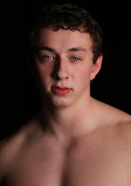 Muskularny Neil rozbiera się i pokazuje tyłek