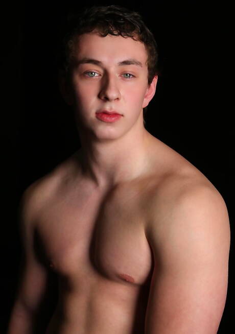 Muskularny Neil rozbiera się i pokazuje tyłek