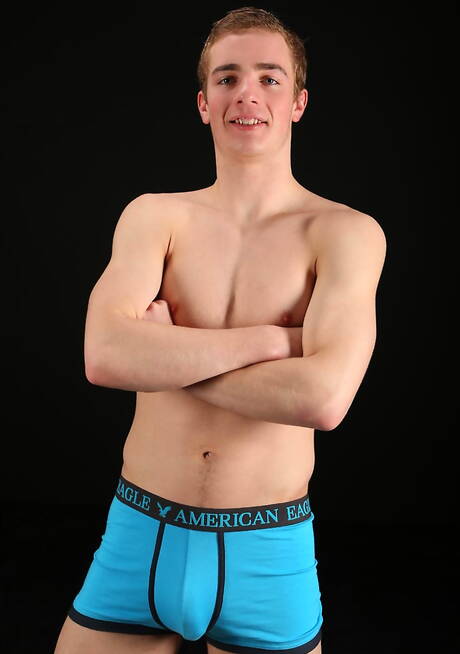 Der junge Amerikaner Tristan Adler posiert nackt und zeigt seinen heißen Hintern