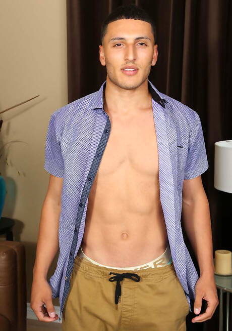 Bull Daniel posiert nackt und zeigt heißen Arsch