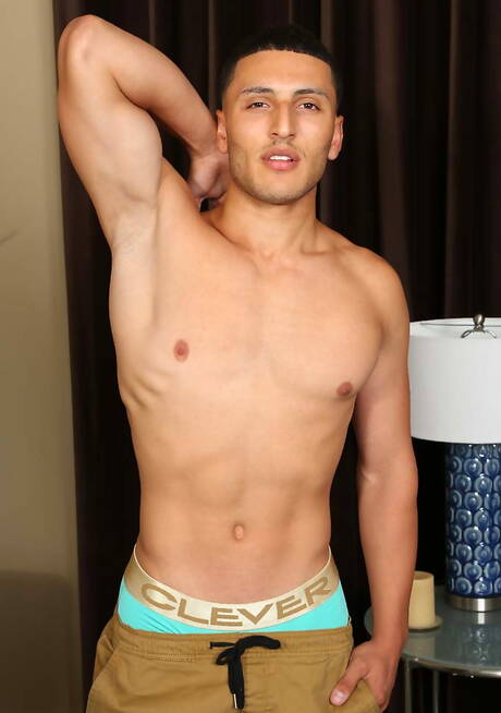 Bull Daniel posiert nackt und zeigt heißen Arsch