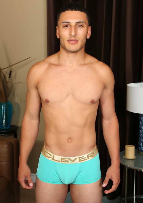 Bull Daniel posiert nackt und zeigt heißen Arsch