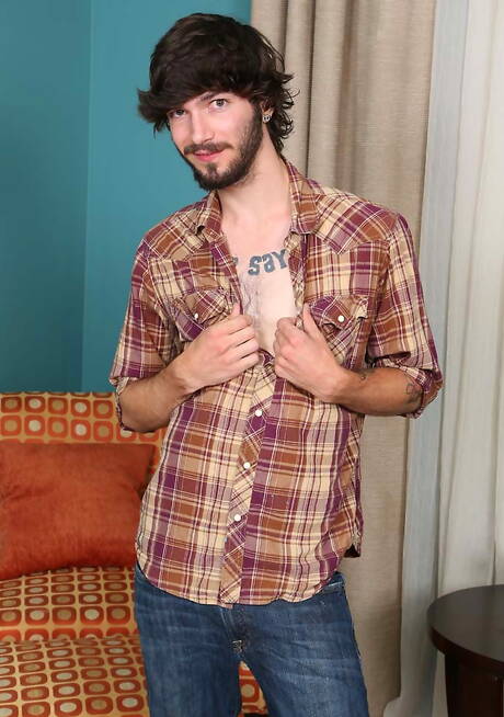 El joven Booth posando desnudo y mostrando su trasero apretado