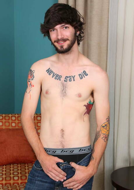 El joven Booth posando desnudo y mostrando su trasero apretado