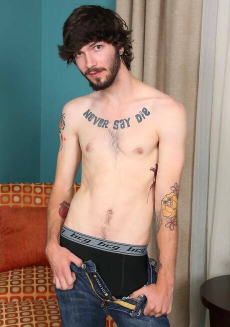 El joven Booth posando desnudo y mostrando su trasero apretado