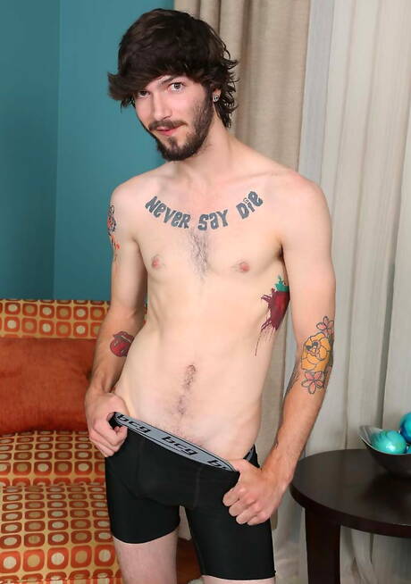 El joven Booth posando desnudo y mostrando su trasero apretado