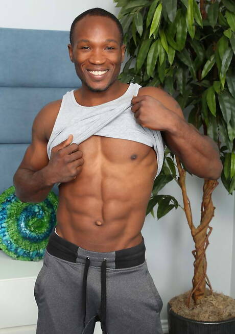 Il muscoloso Daryl nero si spoglia e mostra un bel sedere