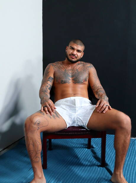 Der kräftige Latino Helloojose und der starke Latino Cesar Rossi haben guten Oralsex