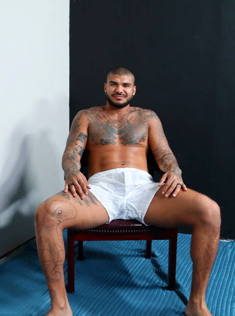 라틴계 근육질의 헬로호세와 라틴계 강인한 세사르 로시가 즐거운 오럴 섹스를 즐긴다