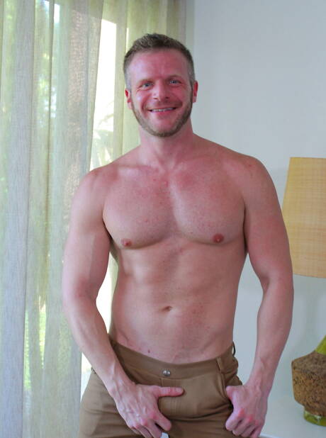 Piękny kumpel Lawson James i przystojny facet Brian James w gorącej homoseksualnej akcji