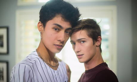 Zwei amerikanische Jungs, der heiße Twink Luca Ambrose und der junge Kerl Dallas Preston, lutschen und ficken sich gegenseitig