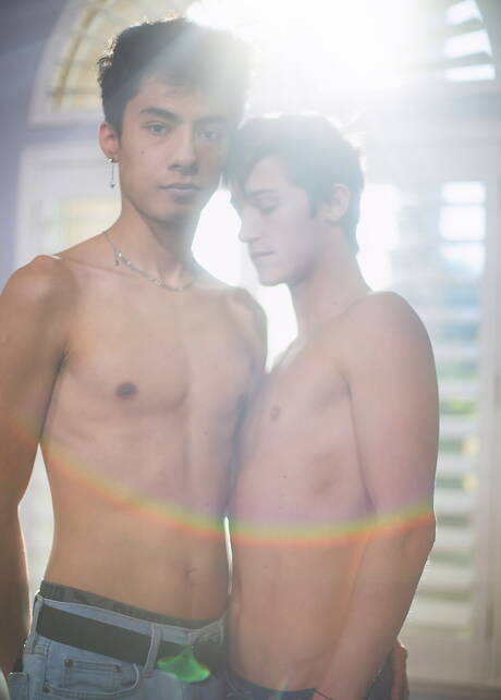 Zwei amerikanische Jungs, der heiße Twink Luca Ambrose und der junge Kerl Dallas Preston, lutschen und ficken sich gegenseitig