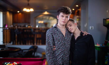 Les beaux mecs américains, le minet chaud Billy Quinn et le minet chaud Silas Brooks baisent après une pipe