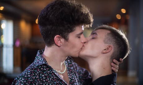 Les beaux mecs américains, le minet chaud Billy Quinn et le minet chaud Silas Brooks baisent après une pipe