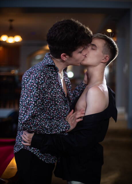 Les beaux mecs américains, le minet chaud Billy Quinn et le minet chaud Silas Brooks baisent après une pipe