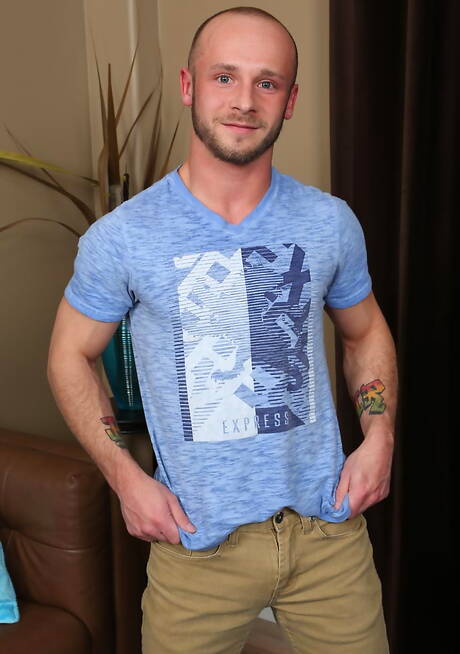 Muskularny Bjorn rozbiera się i pokazuje ciasny tyłek