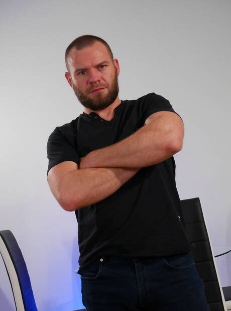 Parker Allen musculoso posando nu e mostrando o bumbum gostoso