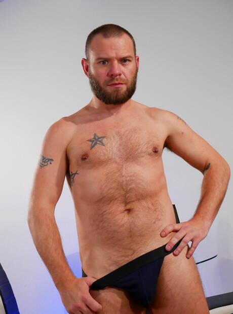 Parker Allen musculoso posando nu e mostrando o bumbum gostoso