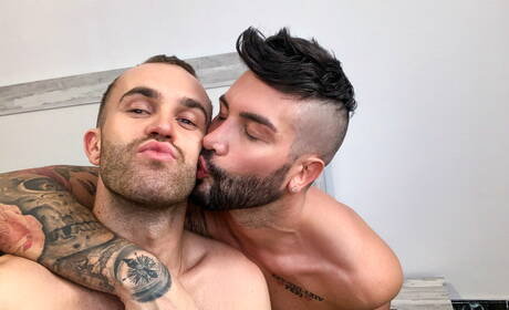 Men: El joven latino Andrea Suárez y el cachas australiano Jackson Radiz follan después de una mamada y un fisting