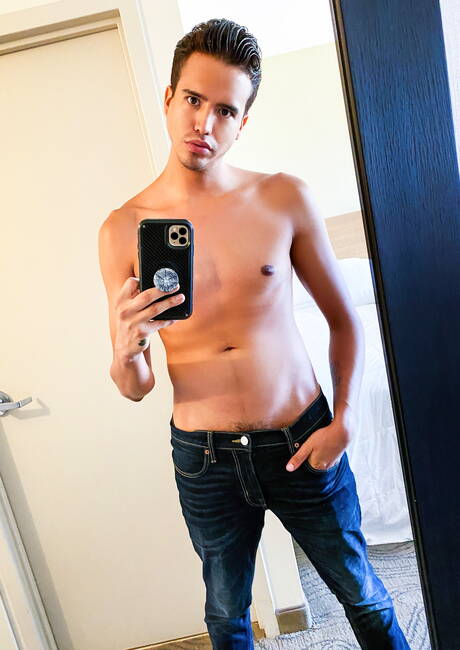 Der nette junge Amerikaner Dacotah Red und der kräftige Johnny Bandera ficken in den Arsch, nachdem sie einen Schwanz gelutscht haben