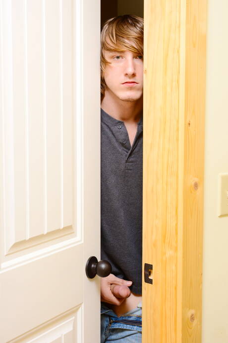 Pretty american guys hunk Scott Harbor and stud Tom Faulk fuck after blowjob in kitchen