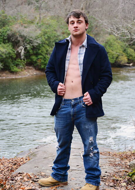 Bryce, Tom Faulk et Sebastian Young ont un plan à trois torride à la piscine