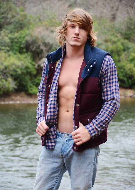 Bryce, Tom Faulk e Sebastian Young fazem um sexo a três na piscina