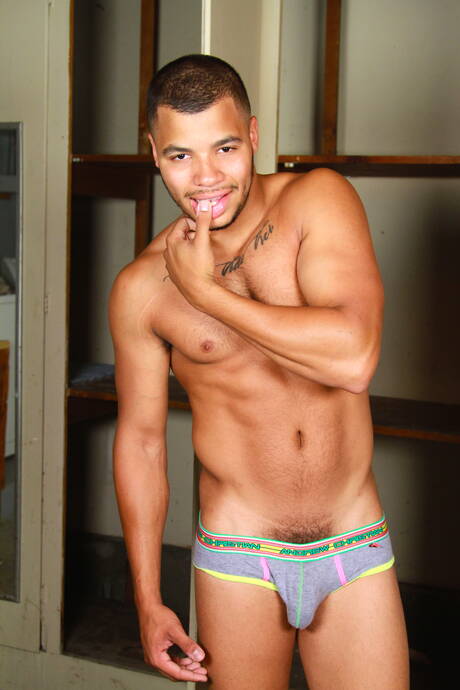 El fuerte toro latino Marcus Ruhl y el bien formado ébano Kaden Alexander en una acción de follada anal caliente