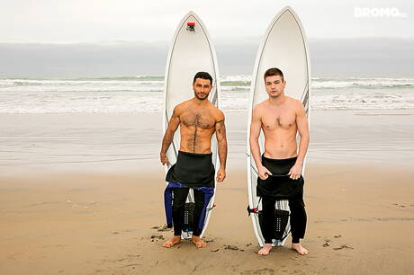 El galán americano Johnny Rapid y el musculoso Nick West se follan el culo después de una mamada en la playa