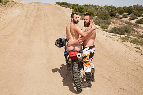 Zwei amerikanische Kerle, der Bär Aaron Bruiser und der haarige Bär Stephen Harte, bei heißer Arschfick-Action draußen