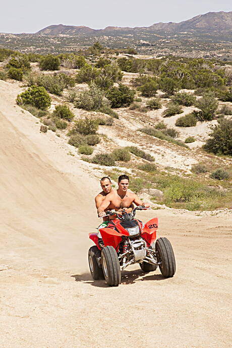 De gespierde Amerikaanse Leon Lewis en Aspen hebben een hete seksscène in de buitenlucht