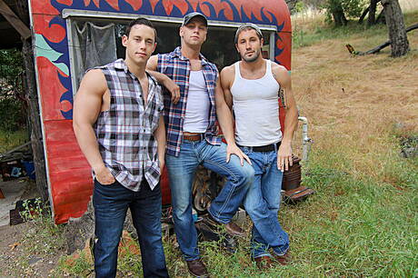 Die geilen Typen Tobias, Brandon Evans und Jeff Powers bei heißer Dreier-Arschfick-Action im Freien