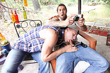 Die geilen Typen Tobias, Brandon Evans und Jeff Powers bei heißer Dreier-Arschfick-Action im Freien