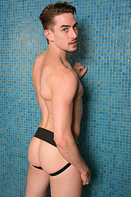 Die heißen amerikanischen Typen Jack Hunter und Wesley Woods bei einer heißen Arschfick-Action im Badezimmer