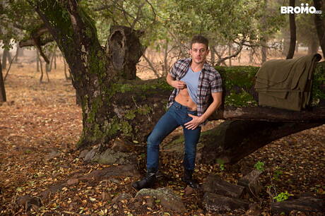 アメリカ人のイケメン、アシュトン・マッケイとドイツのイケメン、アレクサンダー・グスタボが外でチンコをしゃぶった後にアナルファック