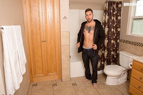 Bromo: Hot americans, bodybuilder Brad Powers and hairy stud Griffin Barrows banged each other in bath