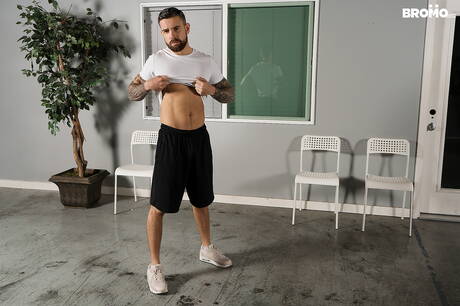 Die kräftigen Amerikaner Pierce Paris und Teo Carter lutschen und ficken sich gegenseitig