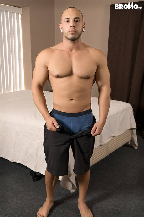 Bromo: 미국 보디빌더 레온 루이스와 테오 카터가 뜨거운 커플 장면을 공개했다.