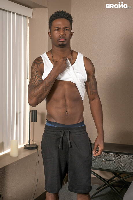 O lindo garoto Bama Romello e o lindo rapaz Davis fazem amor