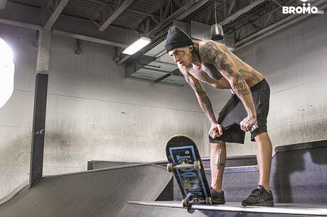 Hunky guy Joey Mentana and canadian well-built Bo Sinn in hot homosexual scene