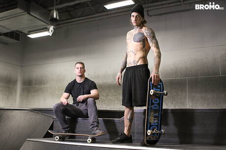 Der attraktive Joey Mentana und der gut gebaute Kanadier Bo Sinn in einer heißen Homosexuellenszene