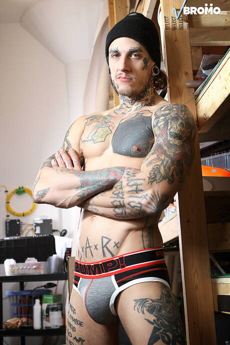 Der attraktive Joey Mentana und der gut gebaute Kanadier Bo Sinn in einer heißen Homosexuellenszene