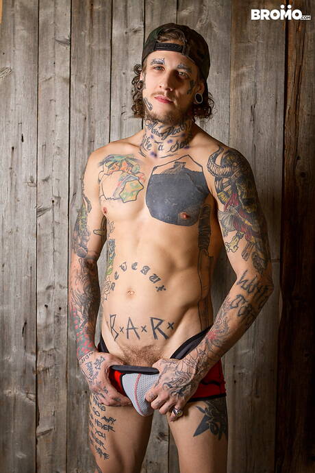 Der kräftige Kanadier Bo Sinn und der kanadische Bodybuilder Jack Kross in heißer homosexueller Action