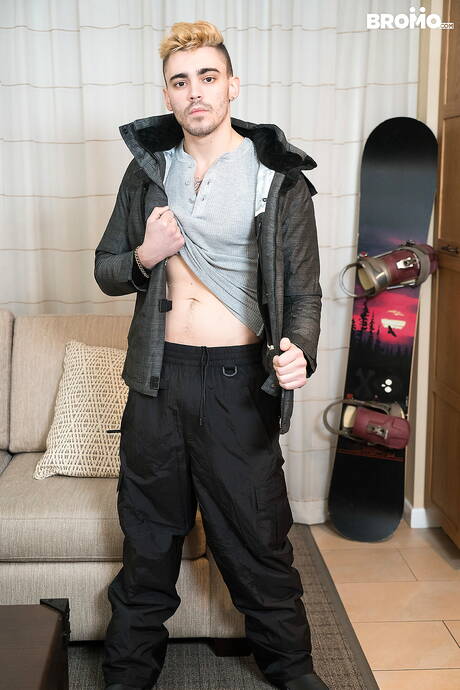 Bromo: American stud Asher Hawk and muscular Gunner have anal sex in kitchen