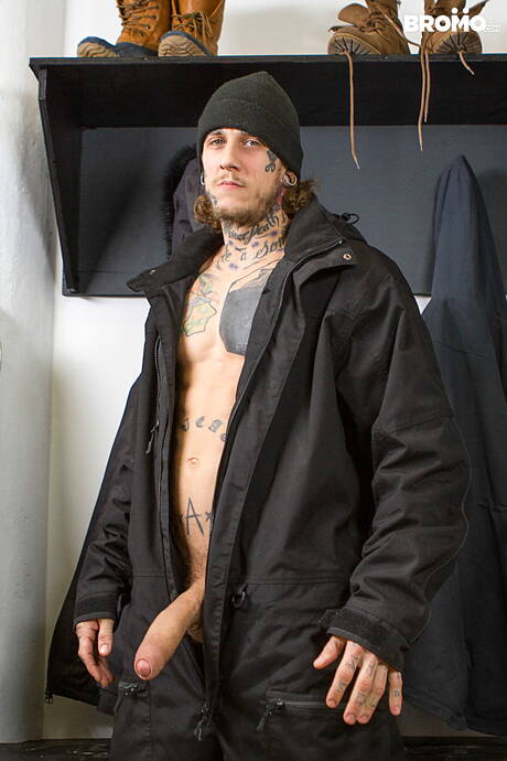 Hete jongensBo Sinn, Alex Neveo en Ryan Bones in harde trio seks in de buitenlucht