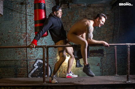 Der muskulöse Jax Damon und der Kanadier Bo Sinn haben miteinander gevögelt