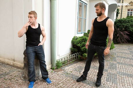 Bromo: Nikol Monak 和捷克肌肉男 Rob Blonde 在戶外用拳頭互相吸吮和操弄