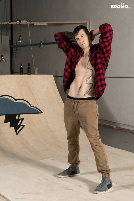 Bromo: American beefy Buck Richards and mexican bull Draven Navarro sucking and fucking each other